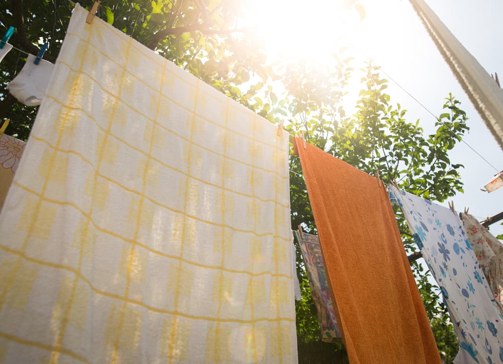  Làm khô đúng cách sau khi áp dụng cách giặt chăn nỉ sẽ ngăn chặn tình trạng phai màu.